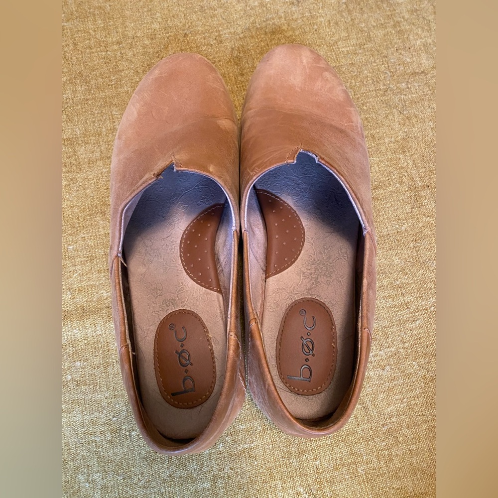 b.o.c. Women’s Tan Leather Slip-On’s Size 9.5 - Picture 3 of 5
